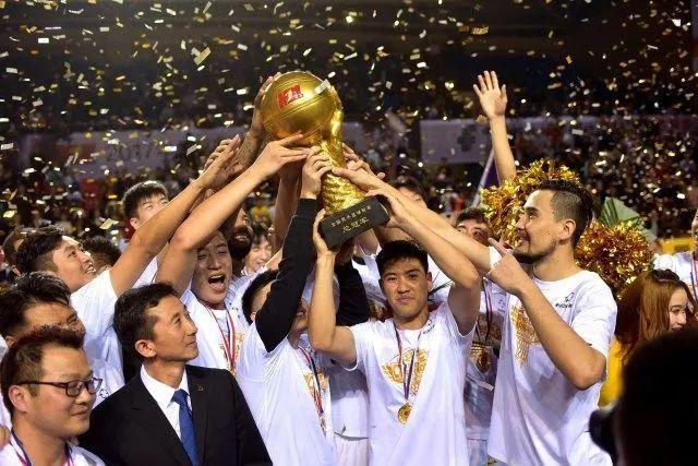 官方！巴黎宣布引进阿克利乌什 身披11号签至2031年